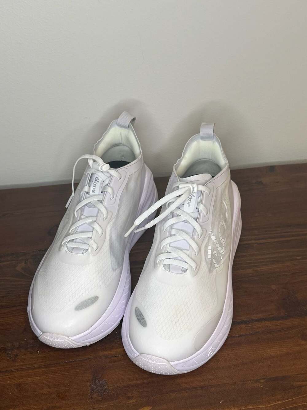 Clove Women's White Nursing Sneakers Size W9/M7.5
